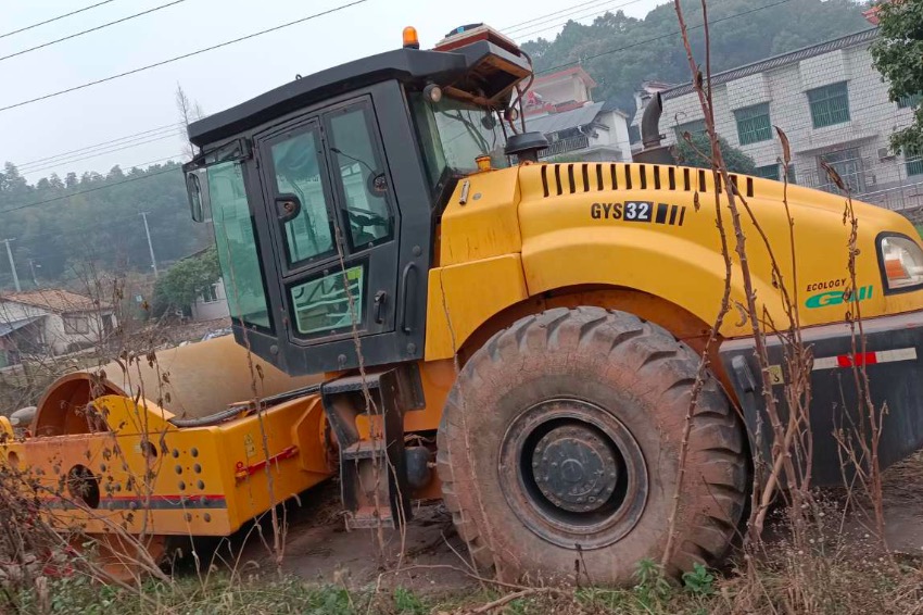 國(guó)機(jī)洛建GYS32壓路機(jī)