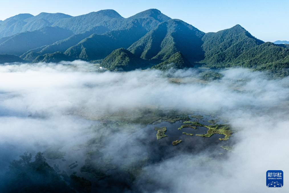 雾里湖山胜江南——晨雾中的大九湖